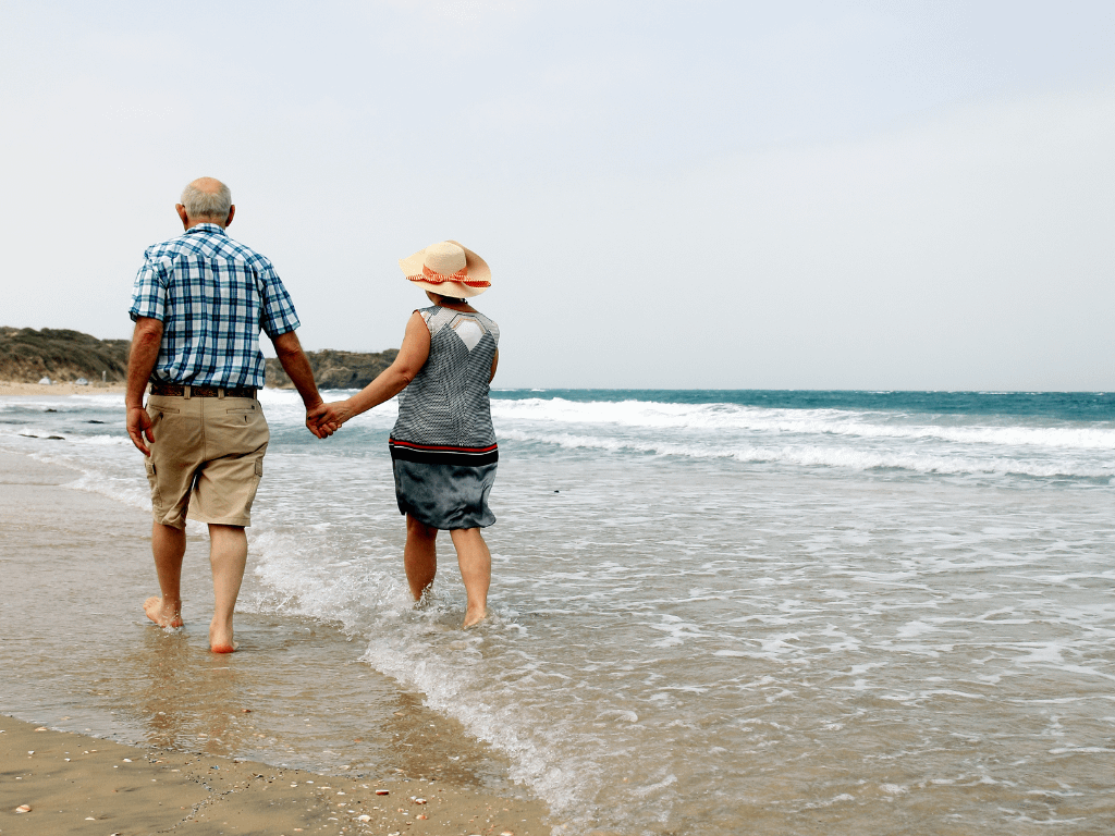 casal caminhando na praia