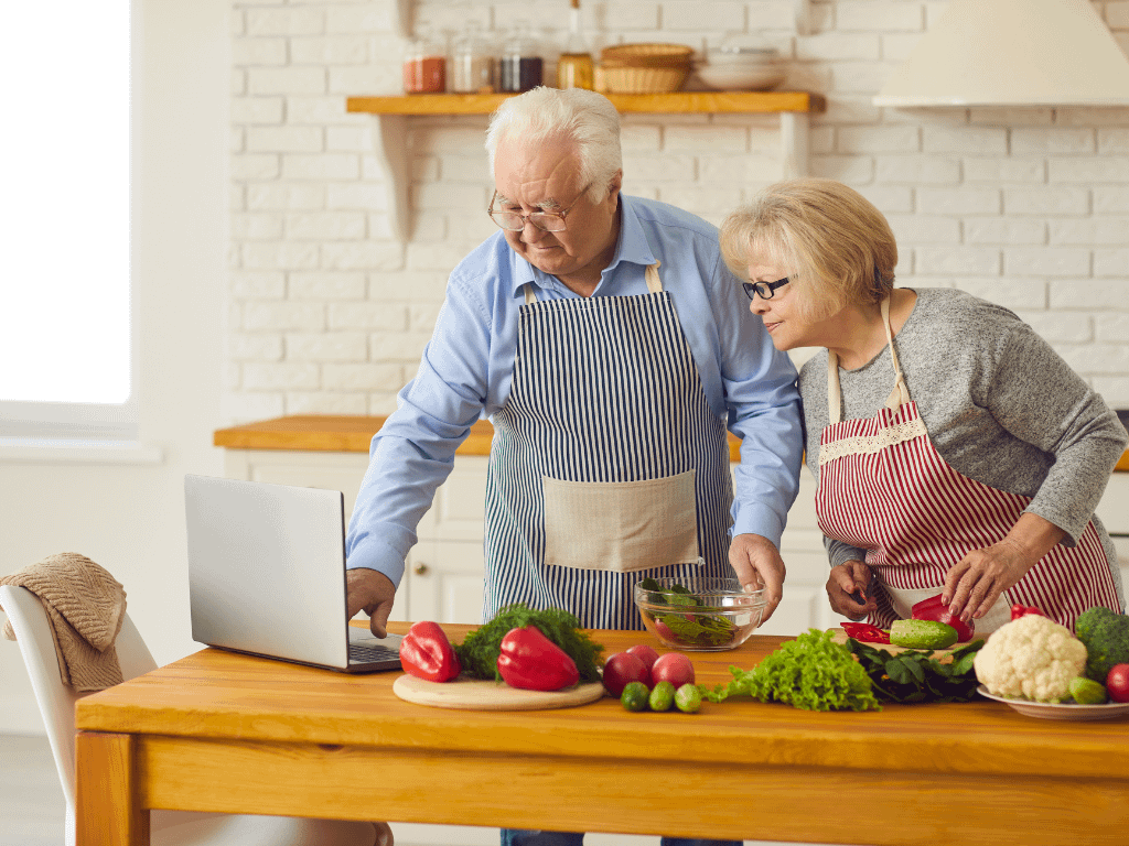 Casal de idosos fazendo uma receita